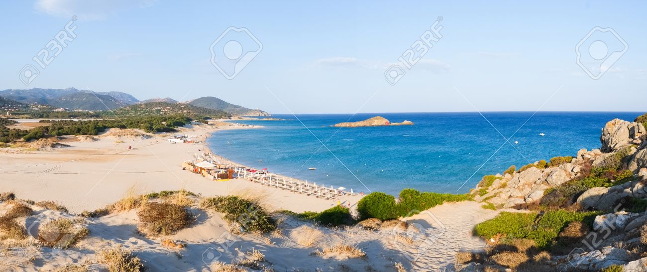Panorama De La Plage De Su Giudeu à Chia Au Sud De La Sardaigne Italie