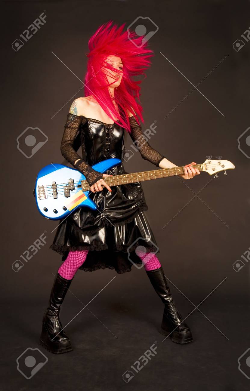 ベースギターが彼女の頭を振ると岩の女の子 の写真素材 画像素材 Image