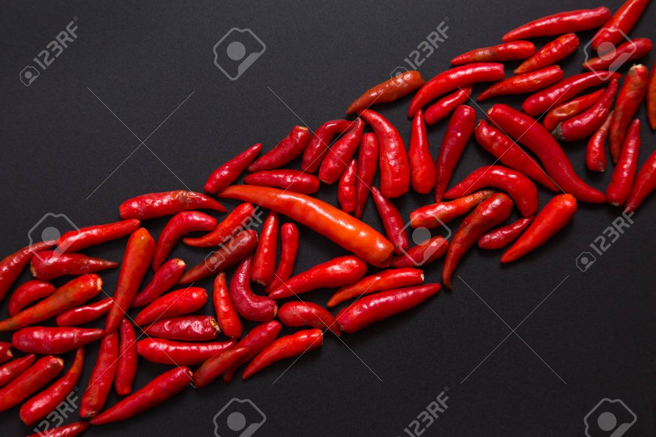 Rangée De Non Souches Oiseau Rouge Oeil Piment Sur Fond Gris