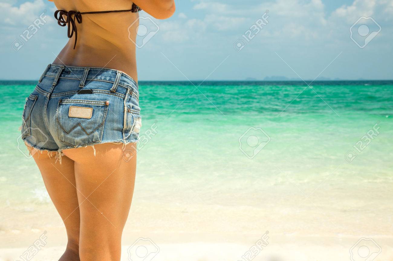 海背景にデニム ショート パンツでホット美しい女性 の写真素材 画像素材 Image