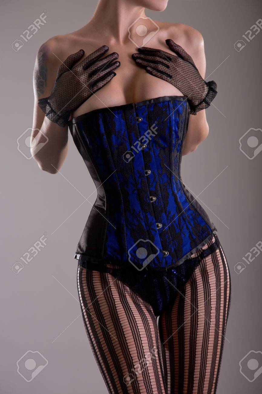 巨乳の女性が身に着けている黒と青のコルセットおよびランジェリー ビンテージ スタイル スタジオ ショットの写真素材・画像素材 Image  29621265