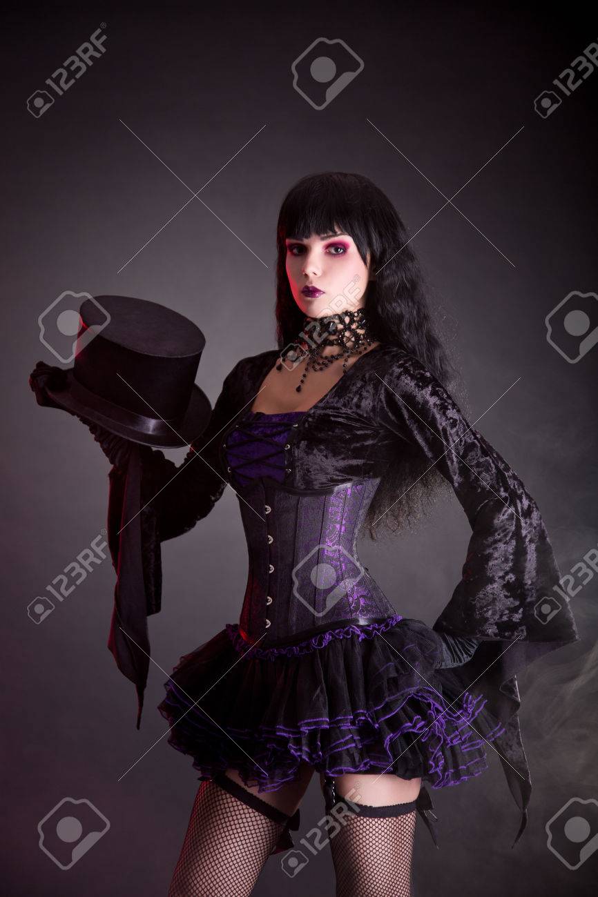 紫と黒ゴシック ハロウィーンの衣装で 黒い背景で撮影スタジオ魔術師アシスタント の写真素材 画像素材 Image 紫と黒ゴシック ハロウィーンの衣装で 黒い背景で撮影スタジオ魔術師アシスタント の写真素材 画像素材 Image
