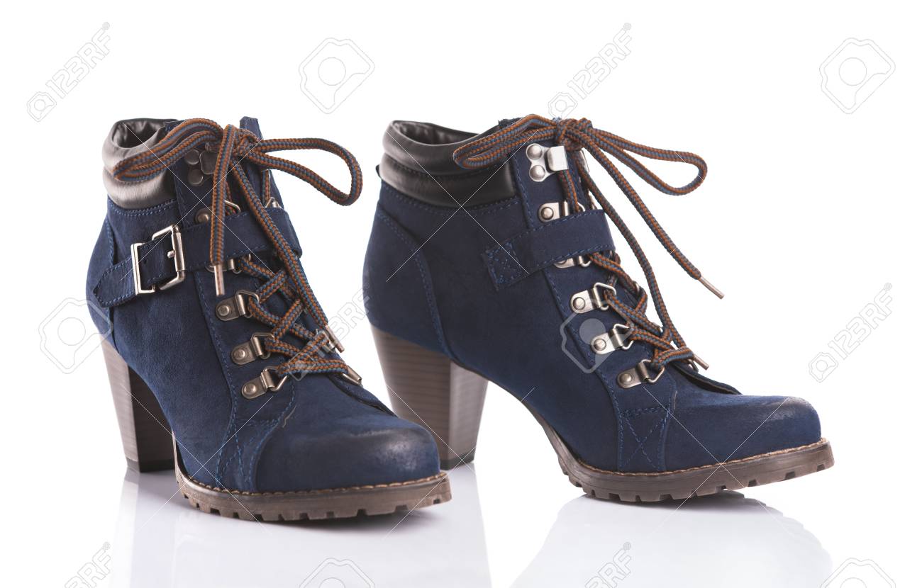 Banque d\u0027images , Paire de bottines bleu marine, isolées sur fond blanc