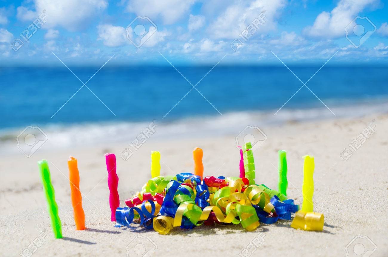 海沿いの砂浜のビーチの誕生日の装飾キャンドル の写真素材 画像素材 Image