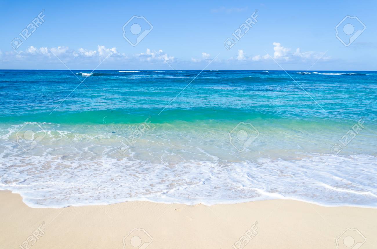 海と熱帯の砂浜背景 ハワイ カウアイ島 の写真素材 画像素材 Image