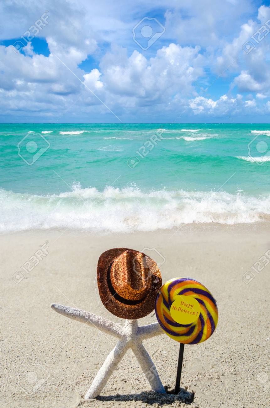 海の近くの砂浜のビーチでヒトデとハロウィン背景 の写真素材・画像