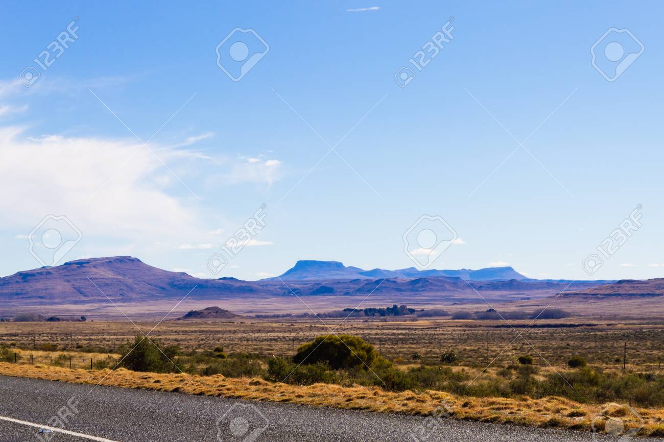 オレンジフリーステートからの遠近道路 南アフリカのカルーへの道 アフリカの風景 旅行の背景 の写真素材 画像素材 Image