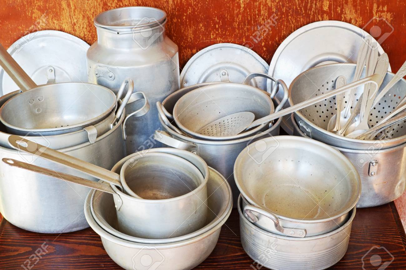 6 Tips Merawat Peralatan Masak Berdasarkan Bahannya