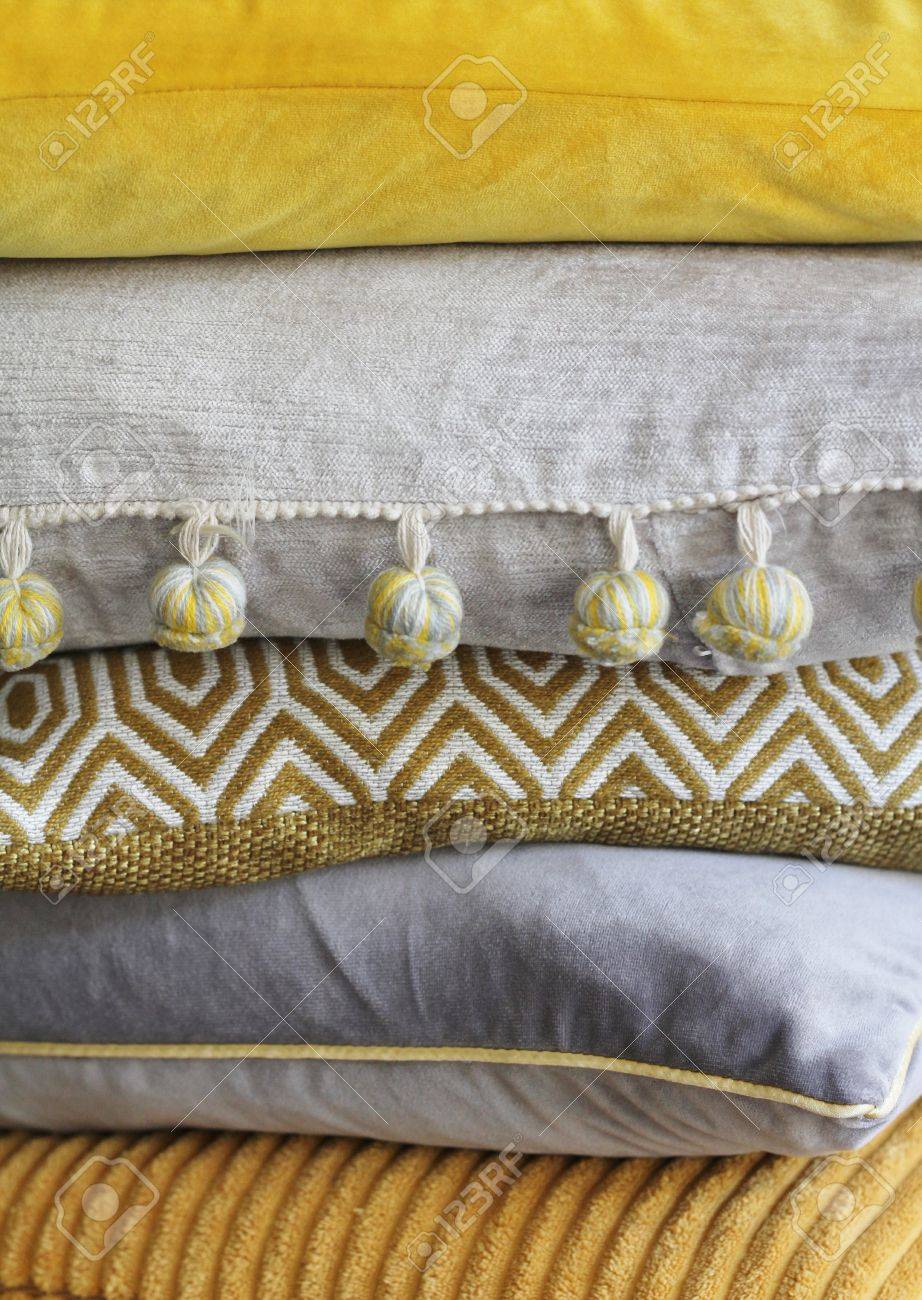La Pila Cojines Amarillos Y Grises, Historia Del Color Diseño De Interiores Textiles Fotos, Retratos, Imágenes Y Fotografía De Archivo Libres De Derecho. Image 66729734.