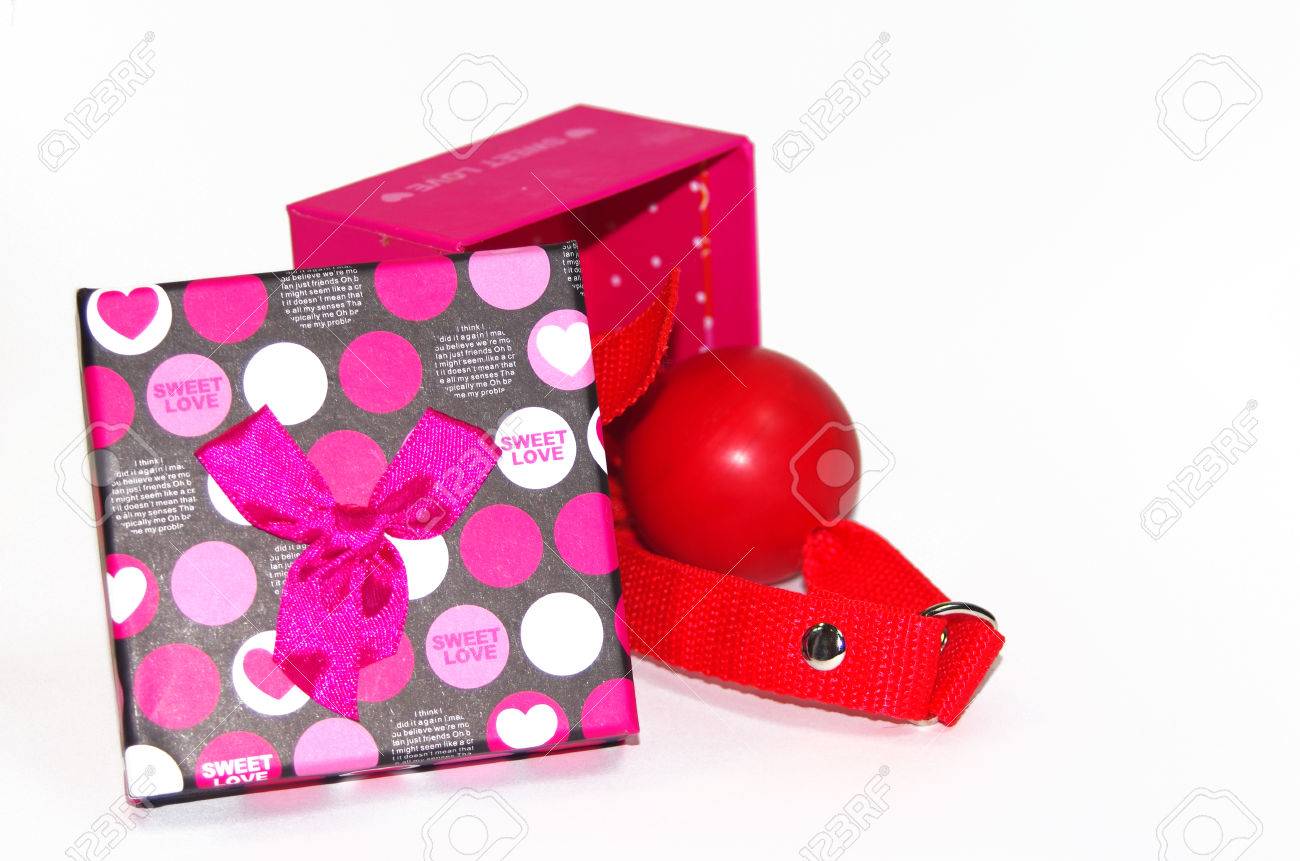 サドマゾヒズムのギャグのギフト ボックスに白い背景で隔離 の写真素材 画像素材 Image