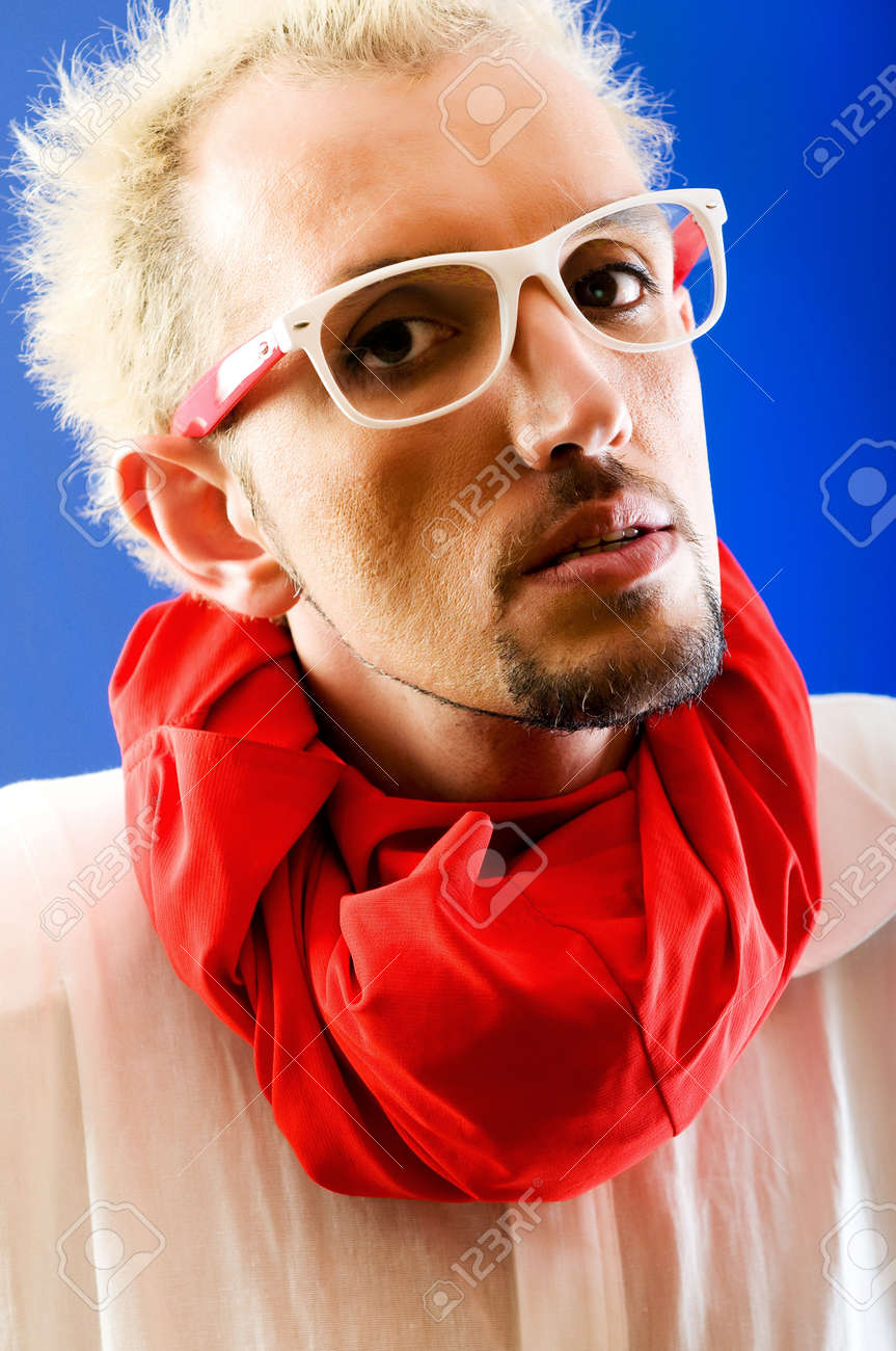 nuovo di zecca le migliori scarpe 100% genuino Immagini Stock - Uomo Con Sciarpa Rossa Su Sfondo Colorato Image ... nuovo di zecca le migliori scarpe 100% genuino Immagini Stock - Uomo Con Sciarpa Rossa Su Sfondo Colorato Image ...