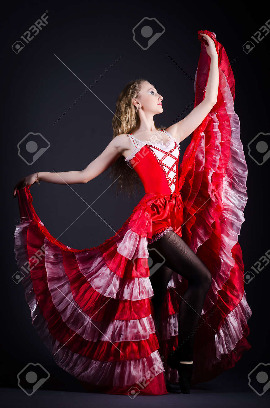 赤いドレスを着てダンスを踊る女の子 の写真素材 画像素材 Image