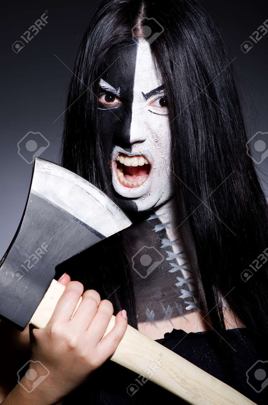 ハロウィンのコンセプトで金属の斧で怖い女 の写真素材 画像素材 Image ハロウィンのコンセプトで金属の斧で怖い女 の写真素材 画像素材 Image