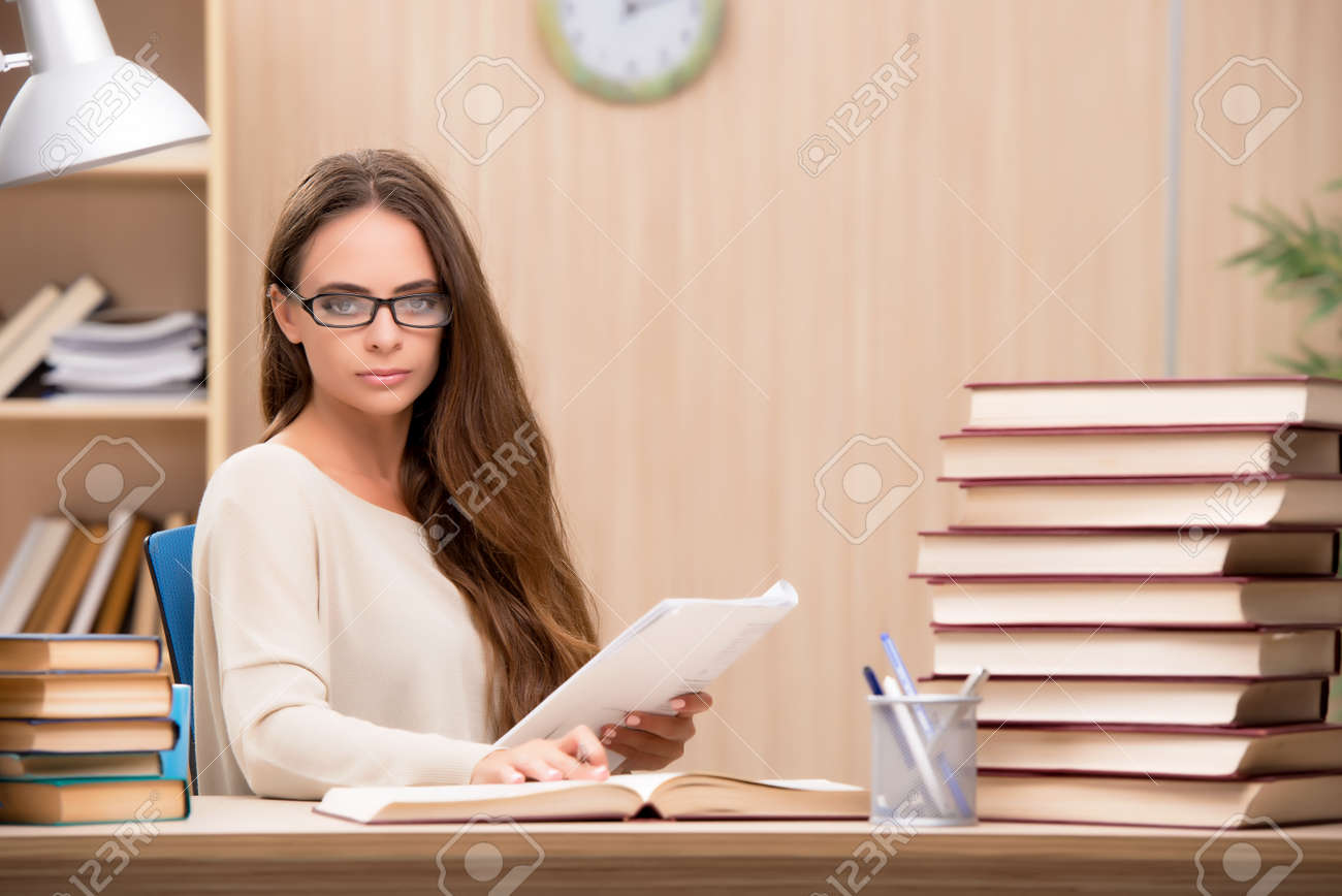 Joven Estudiante Se Prepara Para Los Examenes Universitarios Fotos
