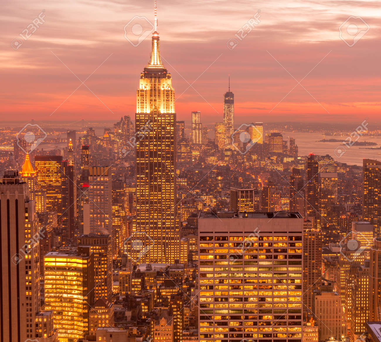 日没時間中のニューヨーク マンハッタンの景色 の写真素材 画像素材 Image 日没時間中のニューヨーク マンハッタンの景色 の写真素材 画像素材 Image