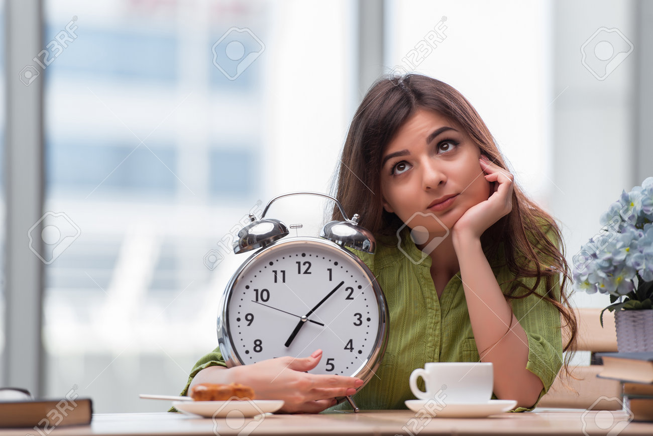 ジャイアンの目覚まし時計試験の準備で学生 の写真素材 画像素材 Image
