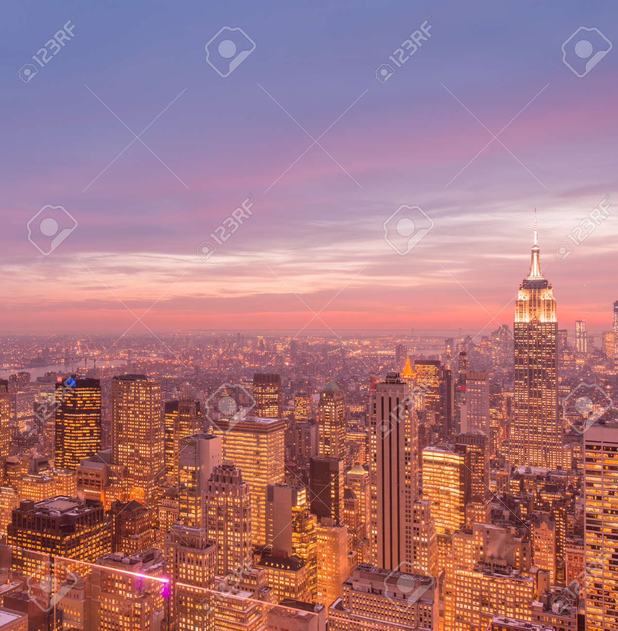 日没時間中のニューヨーク マンハッタンの景色 の写真素材 画像素材 Image 日没時間中のニューヨーク マンハッタンの景色 の写真素材 画像素材 Image