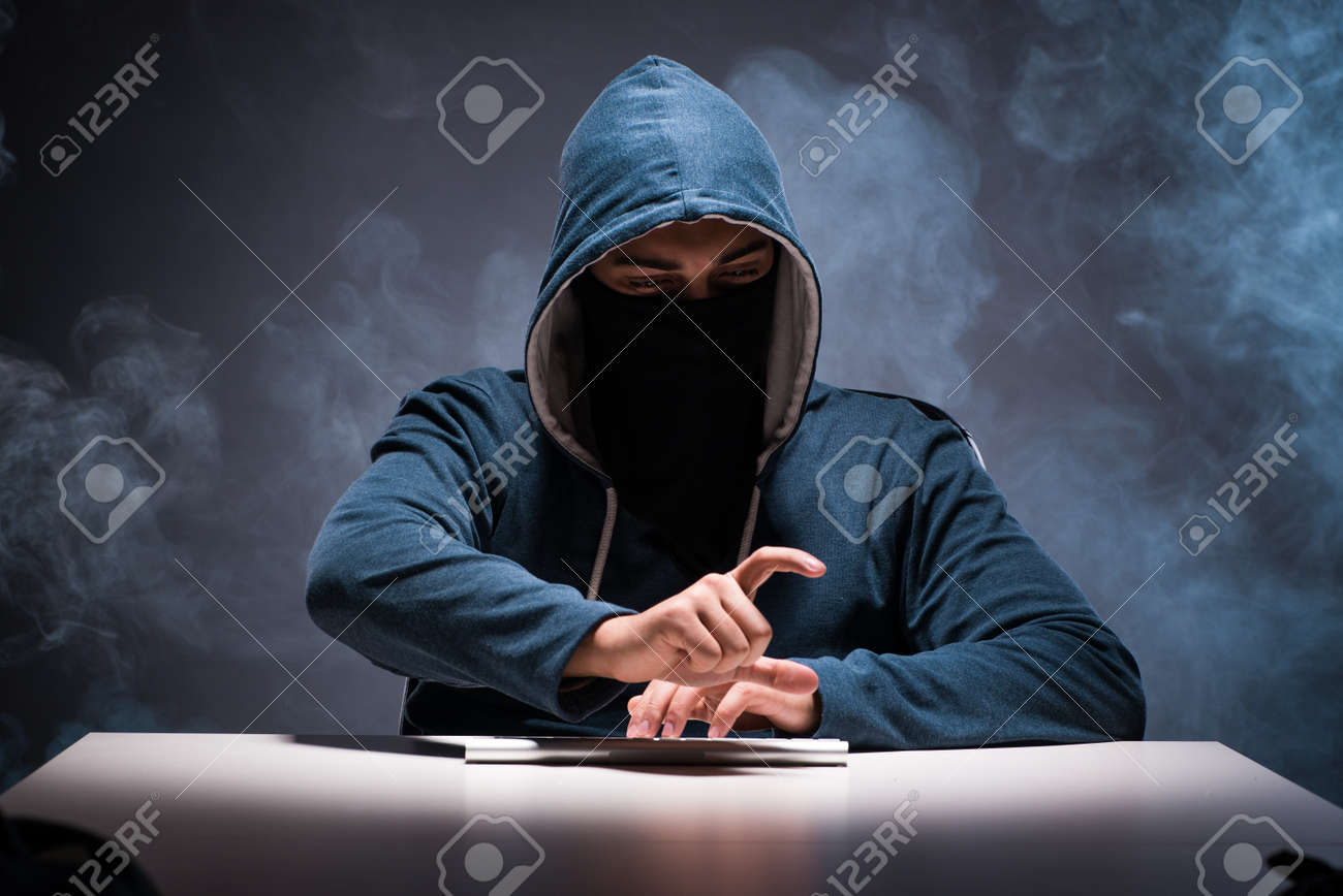 暗い部屋での作業のコンピューター ハッカー の写真素材 画像素材 Image