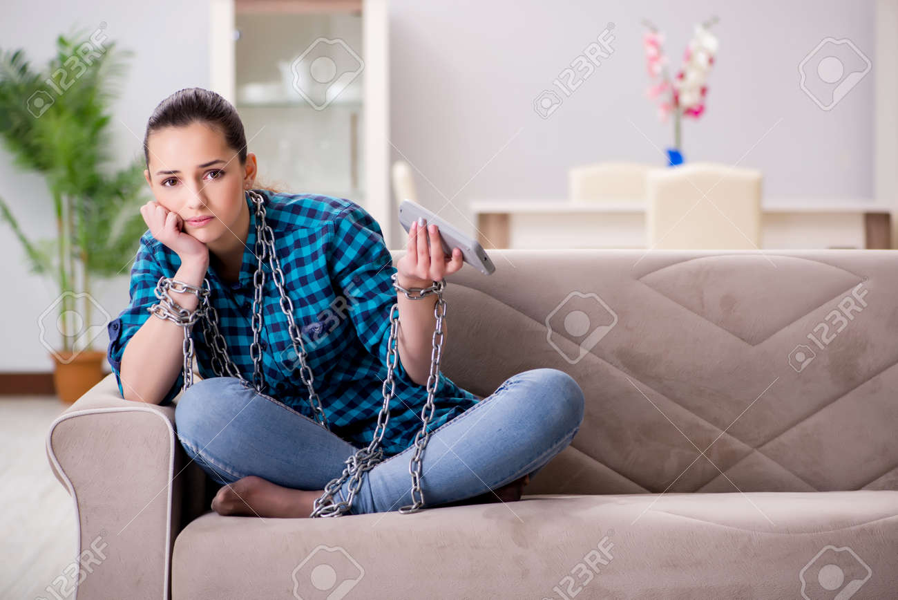 若い女の子の彼女の時間を無駄にして Tv にはまって の写真素材 画像素材 Image