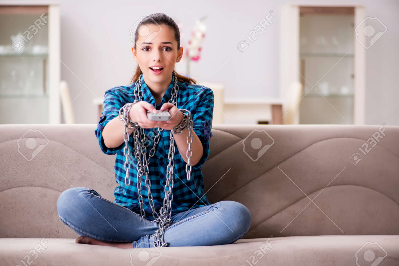 若い女の子の彼女の時間を無駄にして Tv にはまって の写真素材 画像素材 Image