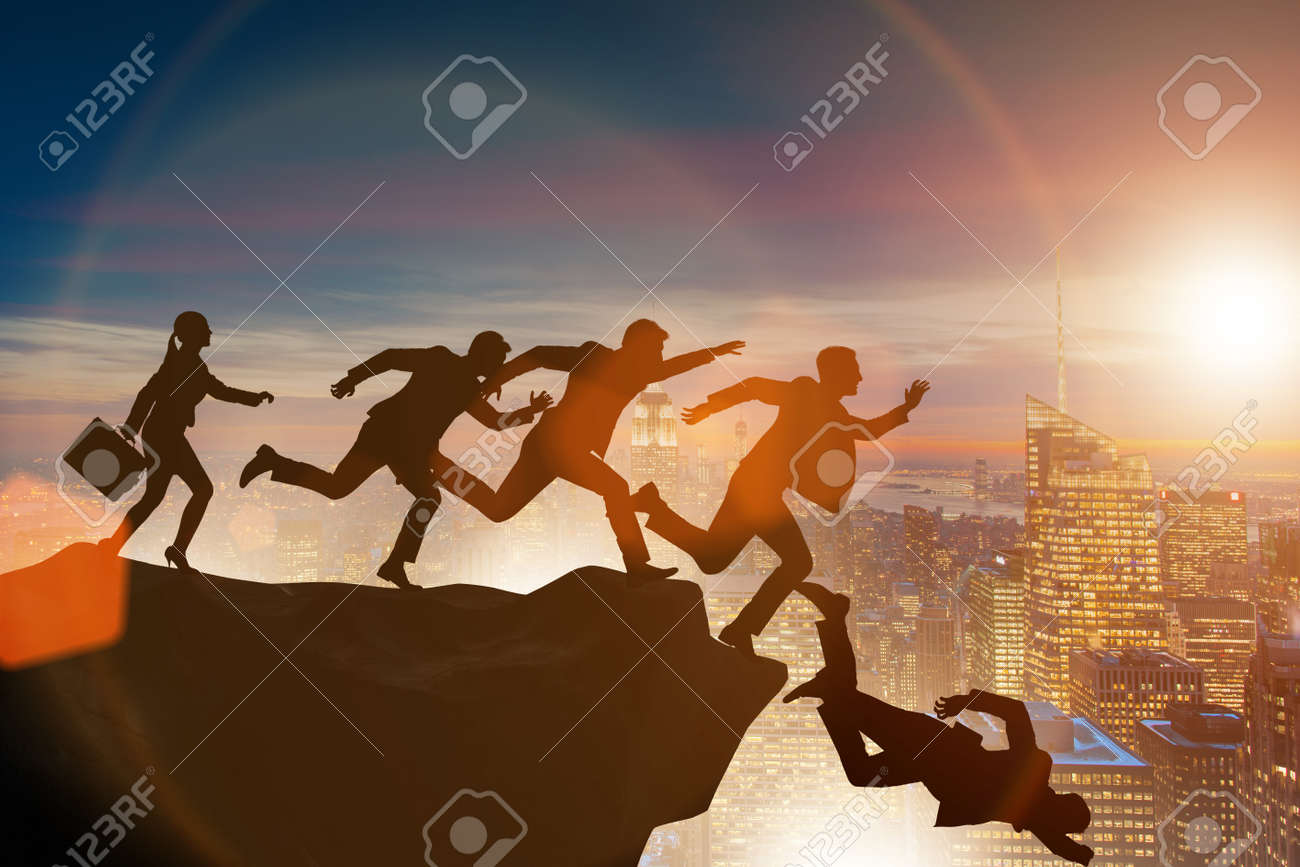 ビジネス人が崖から落ちる の写真素材 画像素材 Image