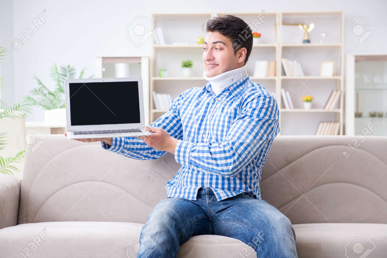 Mann Freelancer In Einer Halskragen Halsstutze Arbeit Von Zu Hause