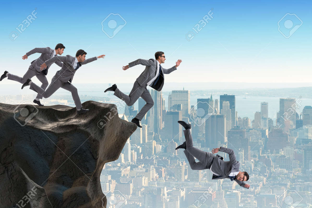 ビジネス人が崖から落ちる の写真素材 画像素材 Image