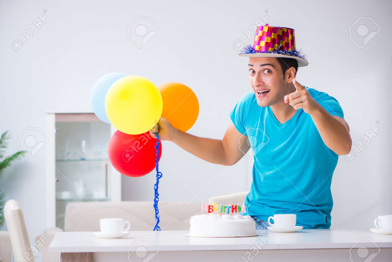 若い男一人で祝う誕生日自宅 の写真素材 画像素材 Image 4069