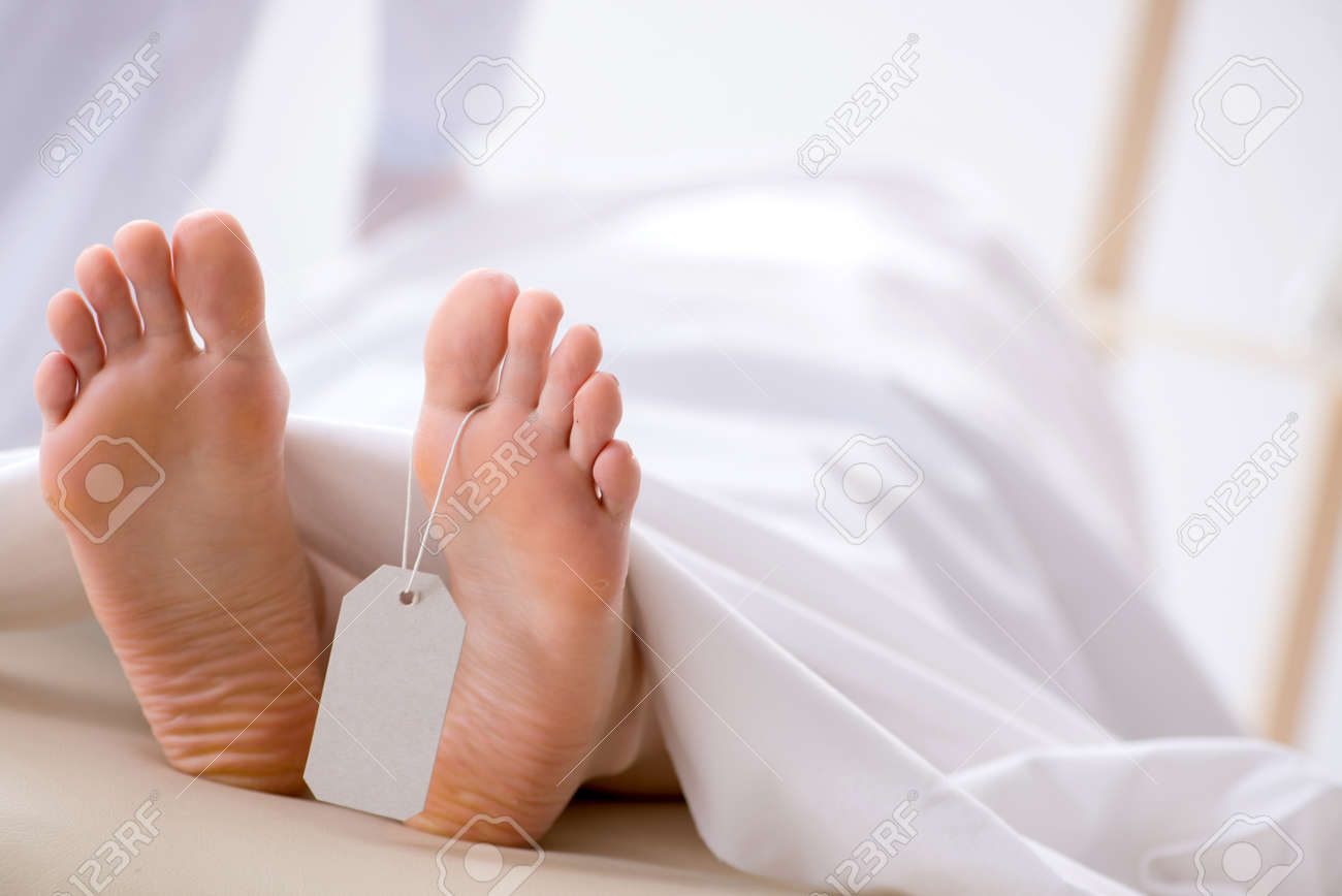 死体遺棄で死体を調べる警察検視官 の写真素材・画像素材 Image 93476433.