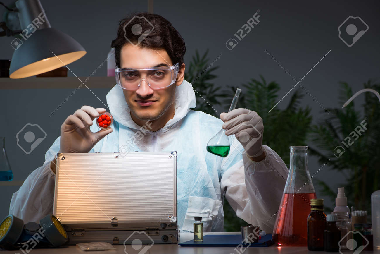 研究室で働く医薬品研究者 の写真素材 画像素材 Image