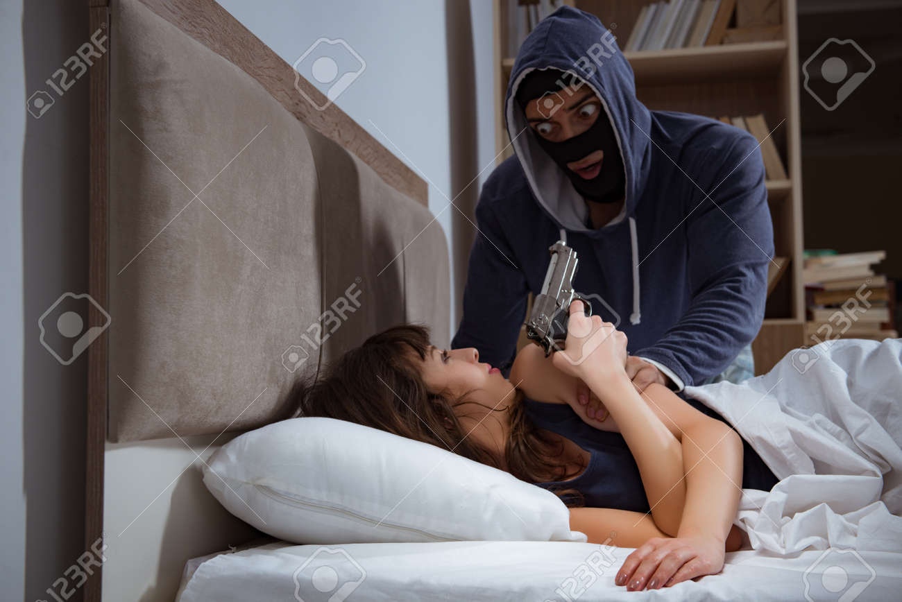 家屋侵入レイプ 眠っている女性と寝室に夜に家に侵入強盗の写真素材・画像素材 Image 95062120