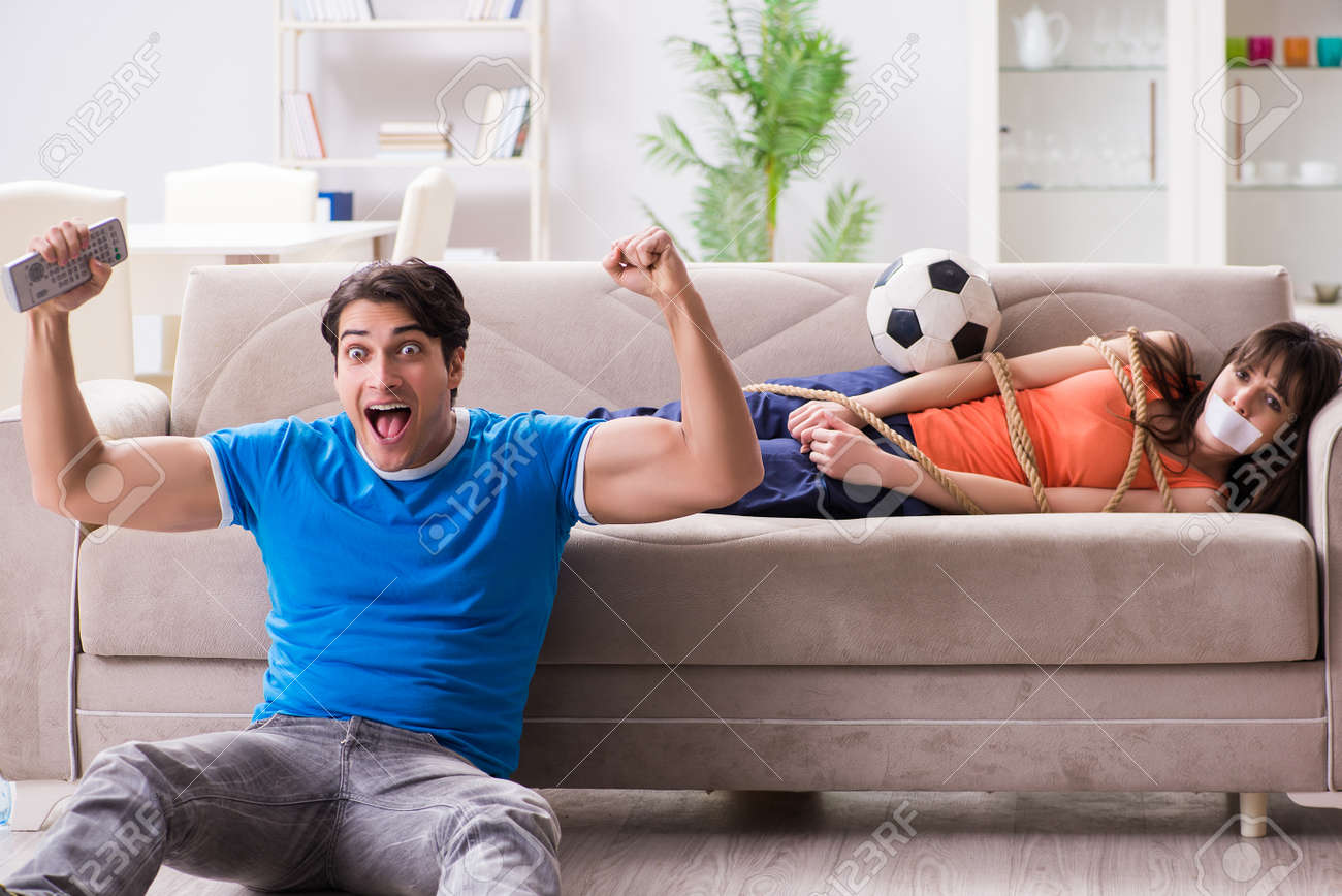 スポーツサッカーを見るために彼の妻を縛る男 の写真素材 画像素材 Image スポーツサッカーを見るために彼の妻を縛る男 の写真素材 画像素材 Image