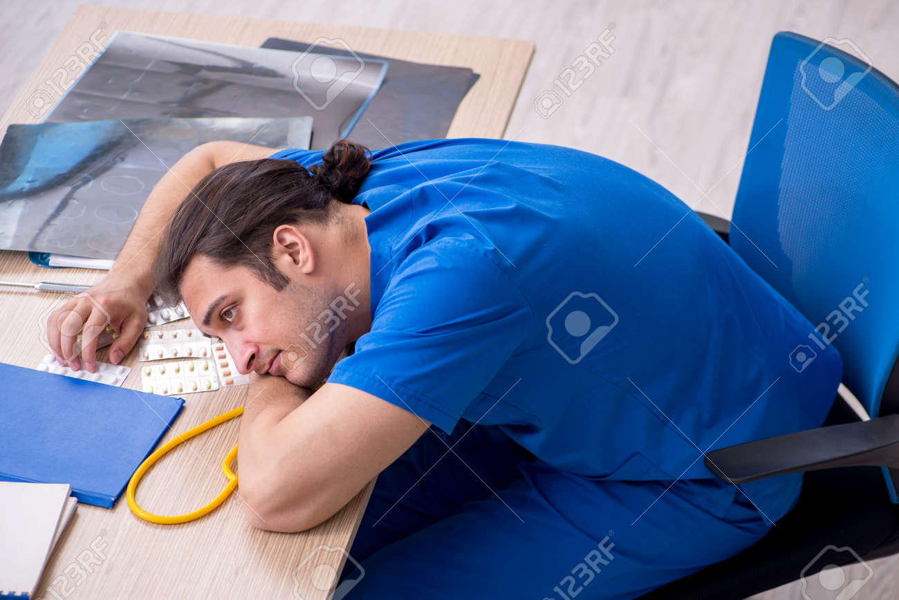 Jeune Médecin Malade De Sexe Masculin Mécontent Après Le Quart De Nuit  Banque D'Images et Photos Libres De Droits. Image 159797453