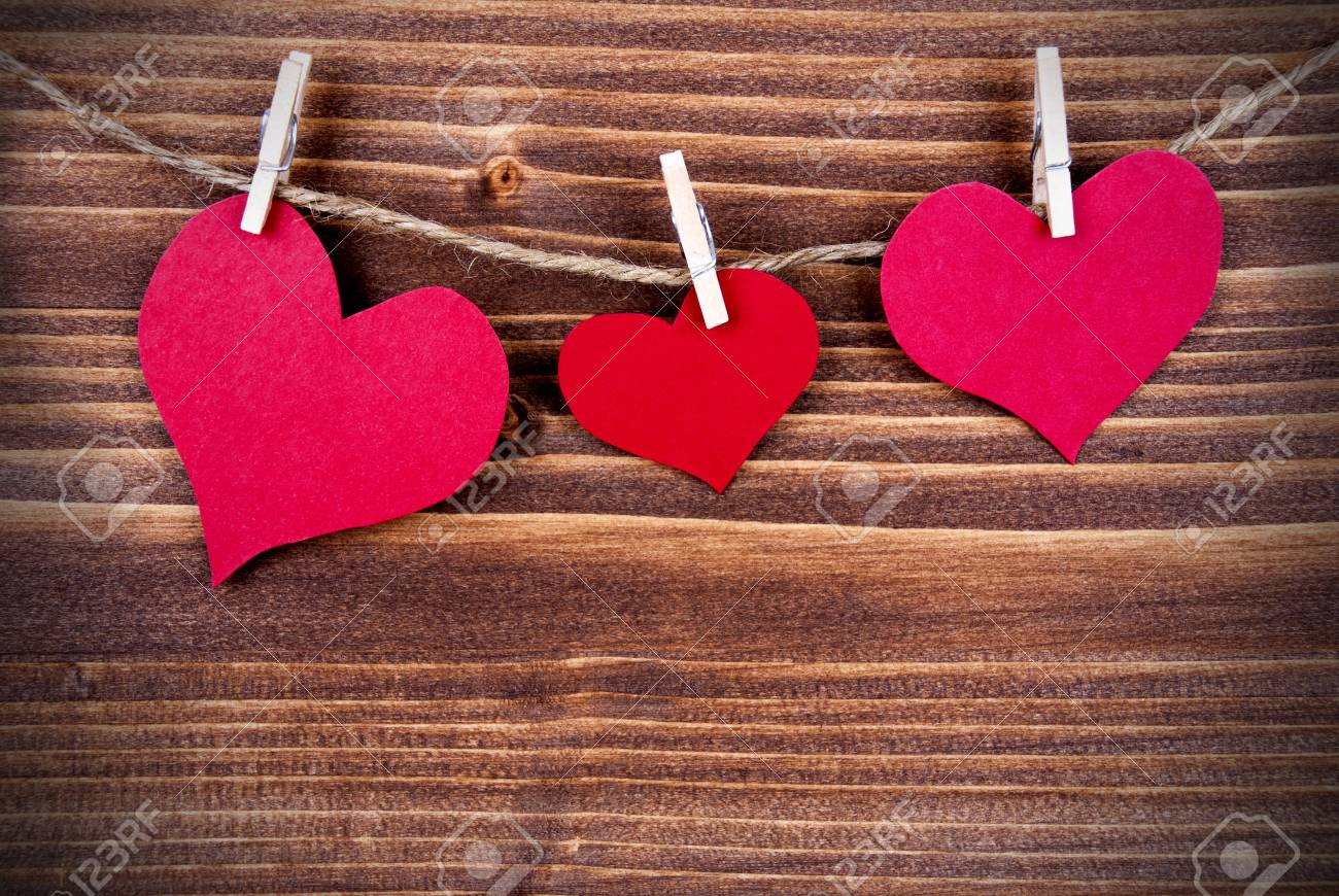 Drei Rote Herzen Szmolizing Eine Familie Hangend An Einer Linie Auf Holzernem Hintergrund Lizenzfreie Fotos Bilder Und Stock Fotografie Image 31759454