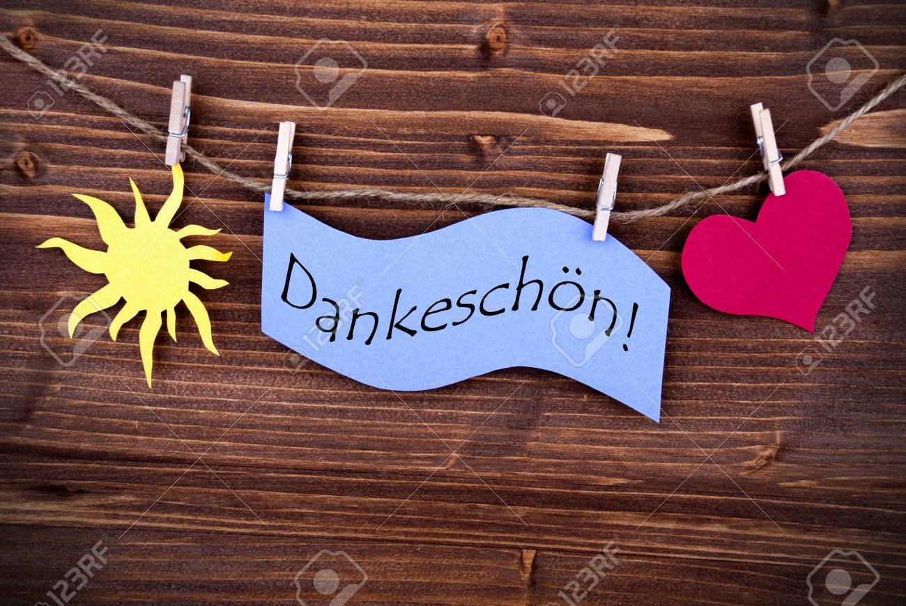 ありがとう 太陽のラインに掛かっている紫ラベルと木の上のハートの記号を意味するドイツ語単語 Dankeschon の写真素材 画像素材 Image