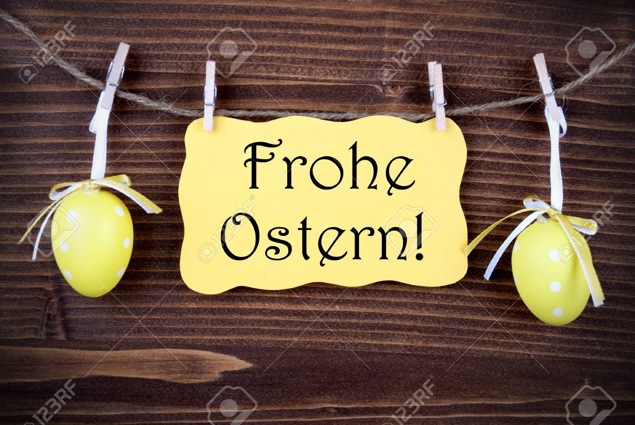 Yellow Easter Aufkleber Mit Deutschem Text Frohe Ostern Frohe Ostern Was Bedeutet Hangend An Einer Linie Mit Zwei Gelben Easter Eggs Auf Holzuntergrund Vintage Old Fashion Rustikal Oder Retro Look Und Rahmen Lizenzfreie