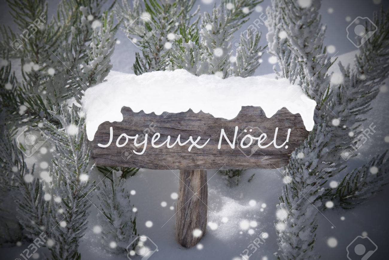 Bois Signe De Noël Avec La Neige Et Branche D'arbre De Sapin Dans La Forêt  Enneigée. Texte Français Joyeux Noel Moyens Joyeux Noël Pour Joyeuses  Fêtes. Ambiance Noël Avec Snowflakes Banque D'Images
