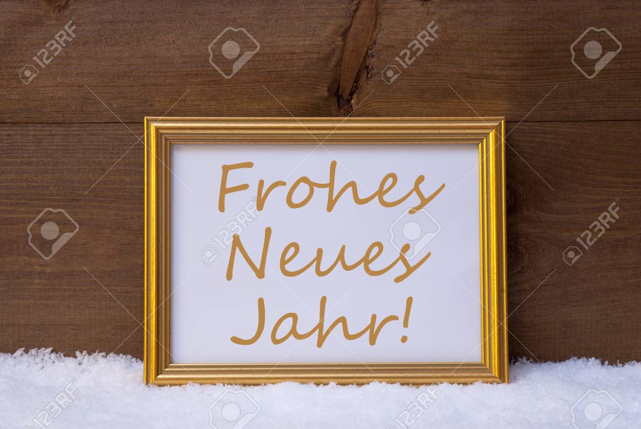 雪の上の 1 つの黄金レトロな画像フレーム ドイツ語のテキスト Frohes ノイエス ヤールのクリスマス カードは 幸せな新年を意味します 素朴な木製 茶色の nd ヴィンテージ背景 の写真素材 画像素材 Image