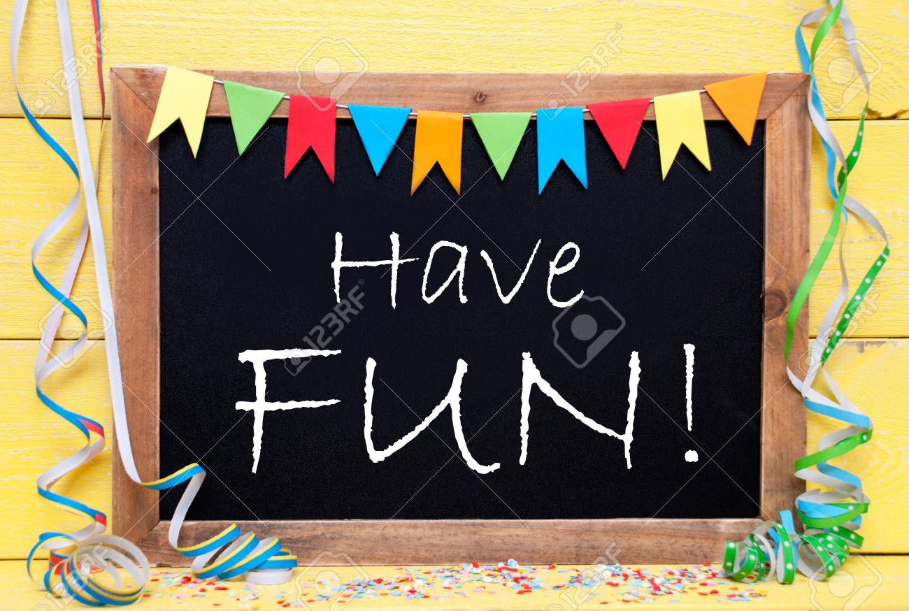 英語のテキストと黒板は 楽しい時を過します 鯉のぼり 紙吹雪とホオジロ フラグのようなパーティーの装飾 ヴィンテージやレトロな素朴なスタイルと黄色の木製の背景 の写真素材 画像素材 Image