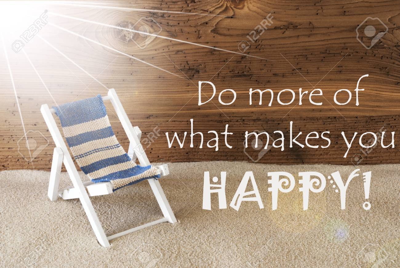 砂と高齢者の木製の背景に日当たりの良い夏のグリーティング カード 英語引用あなたを幸せにするものの多くを行います 休日や休暇気分のデッキの椅子 の写真素材 画像素材 Image