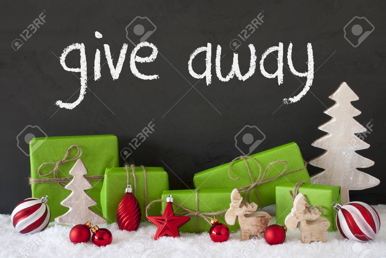 英語のテキストあげる グリーン ギフトやクリスマス ツリー ムースまたは赤のクリスマス ツリーのボールのような装飾をプレゼント 雪を背景として黒セメント壁 の写真素材 画像素材 Image 英語のテキストあげる グリーン ギフトやクリスマス ツリー ムースまたは赤のクリスマス ツリーのボールのような装飾をプレゼント 雪を背景として黒セメント壁 の写真素材 画像素材 Image