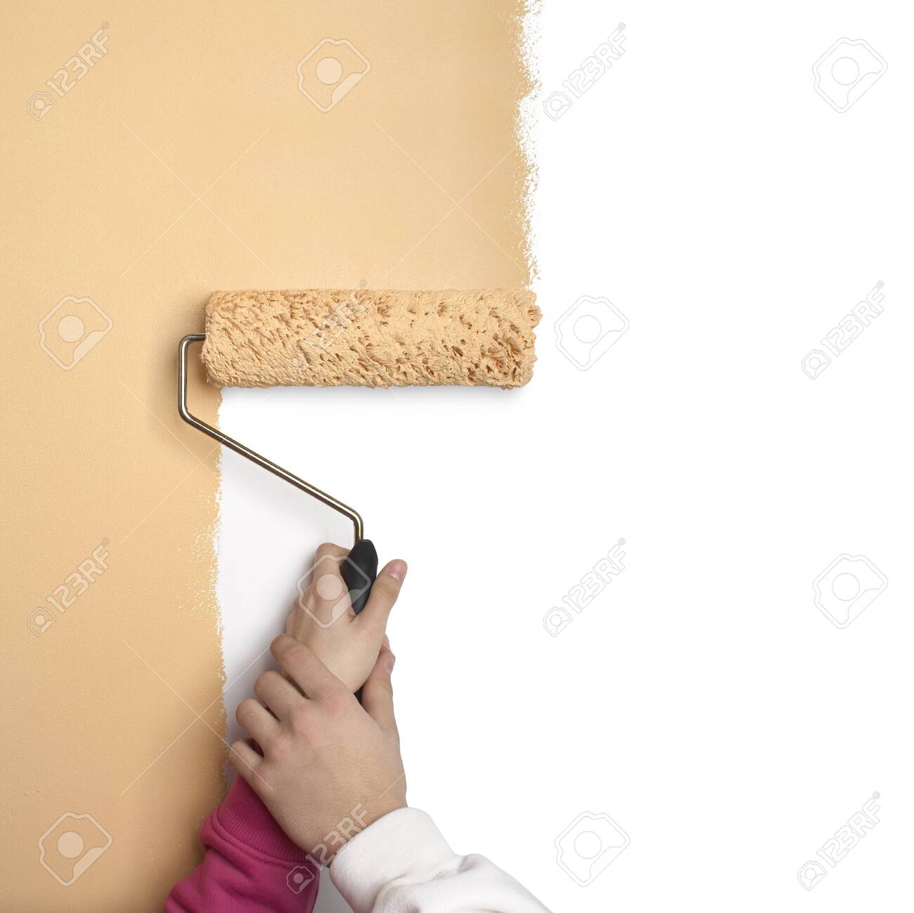 Un Pareja Pinta La Pared Con Una Brocha Gorda Usando Sus Manos