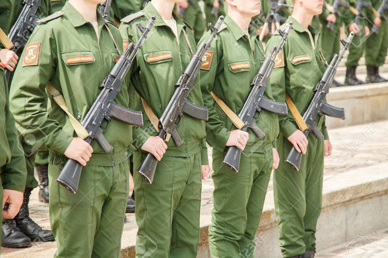 ヴォルゴグラード ロシア 17 年 5 月 28 日 Posroyeniye 軍事緑服と Ak 74 武器でロシア軍の兵士で午後には ボルゴグラード ママエフ クルガン地域 の写真素材 画像素材 Image