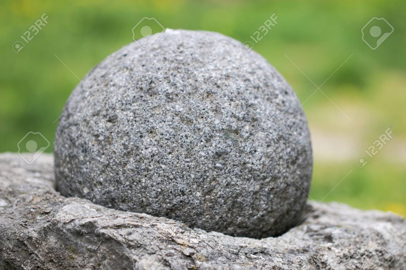 Grosser Grauer Runder Stein Mit Grunem Hintergrund Lizenzfreie Fotos Bilder Und Stock Fotografie Image 82739855