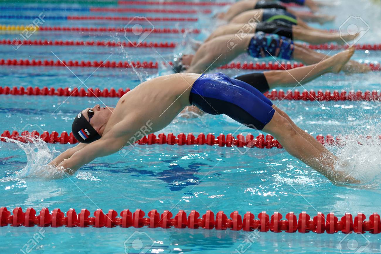 サンクトペテルブルク ロシア連邦 16 年 12 月 17 日 男性 X ウラジミール サルニコフ カップの間に水泳 50 M 背泳ぎの スタート 6 カ国から選手が大会に参加しました の写真素材 画像素材 Image