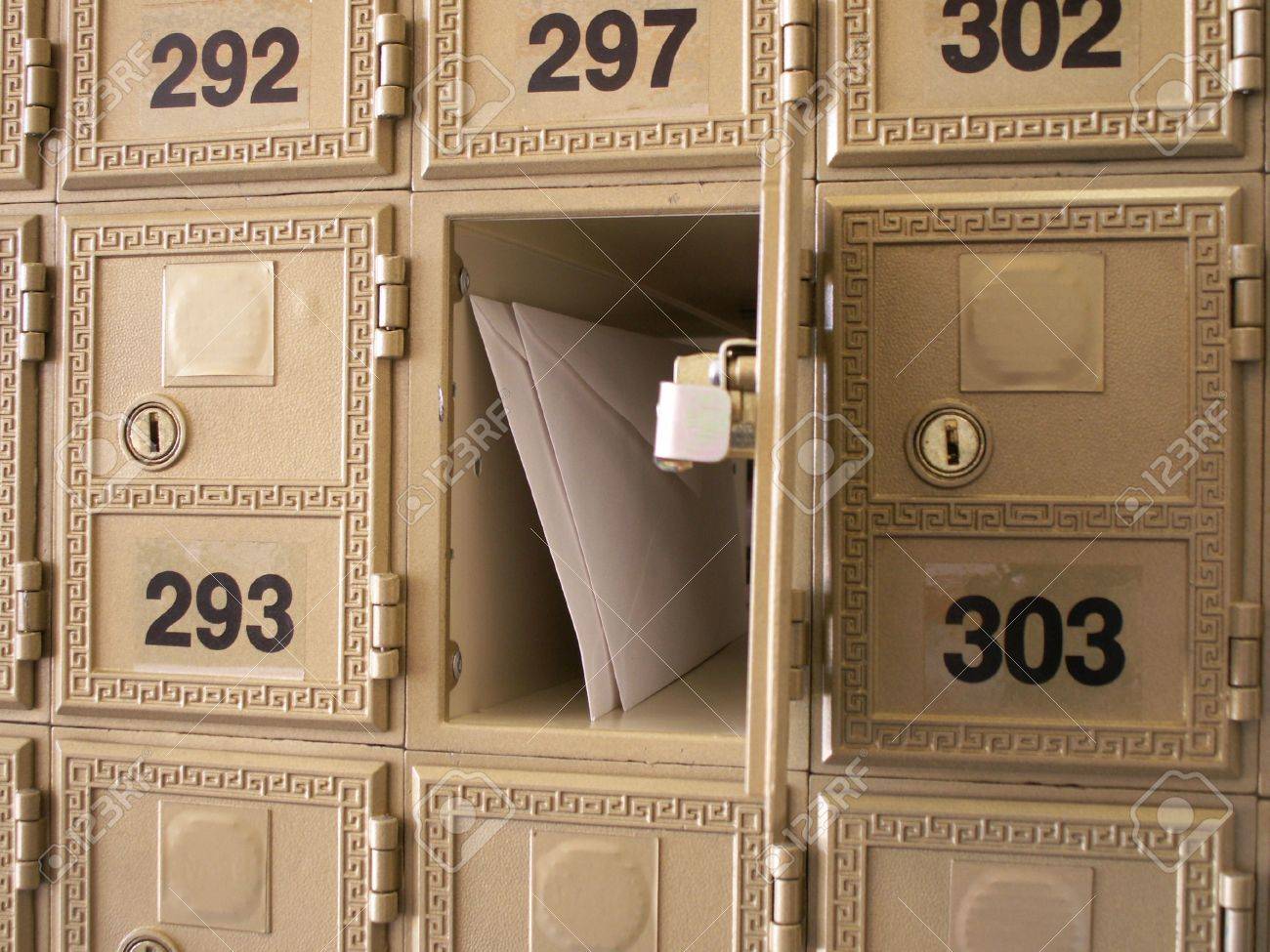 Cartas En Un Buzon De Correo En Una Pared De Buzones De Correo