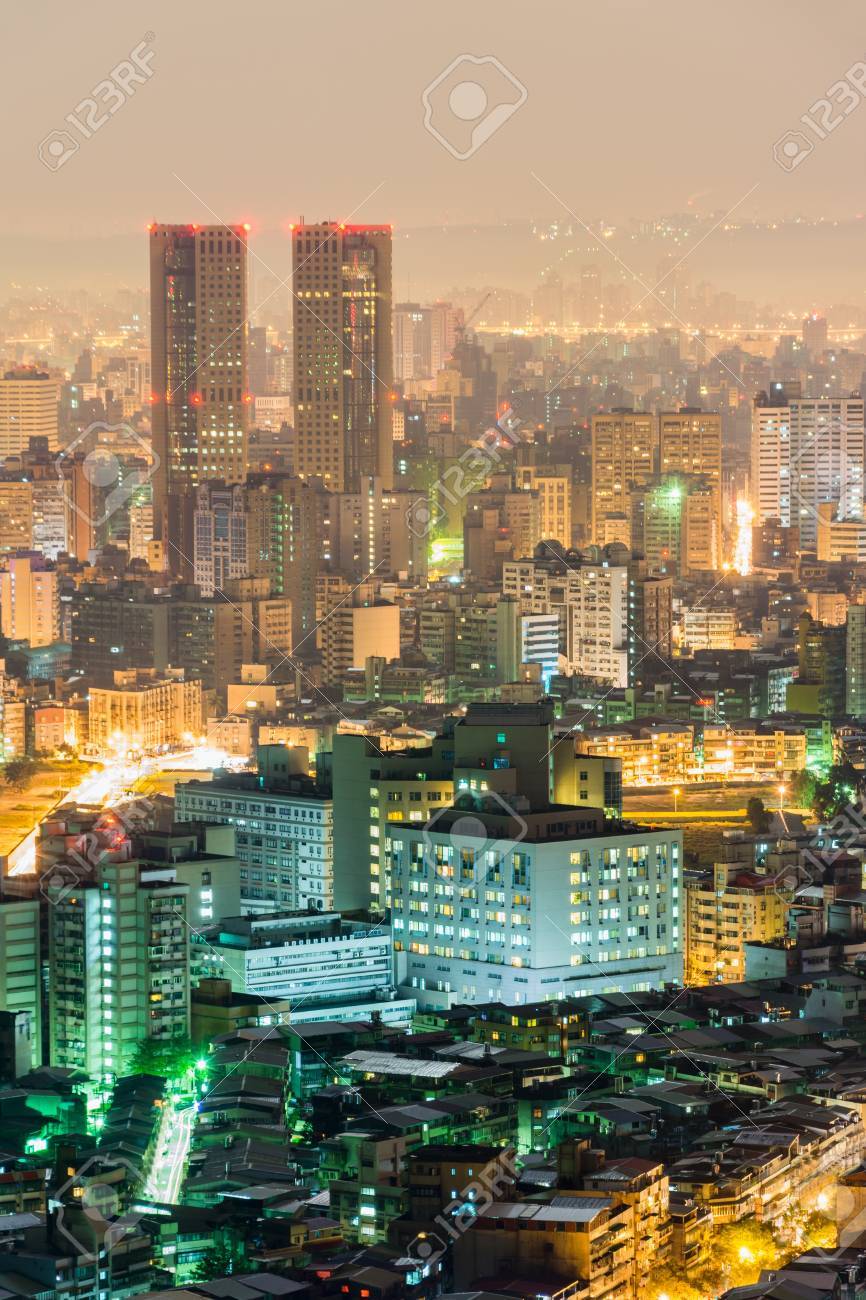 高層ビルや台北 台湾の夜のアパートでの風景 の写真素材 画像素材 Image