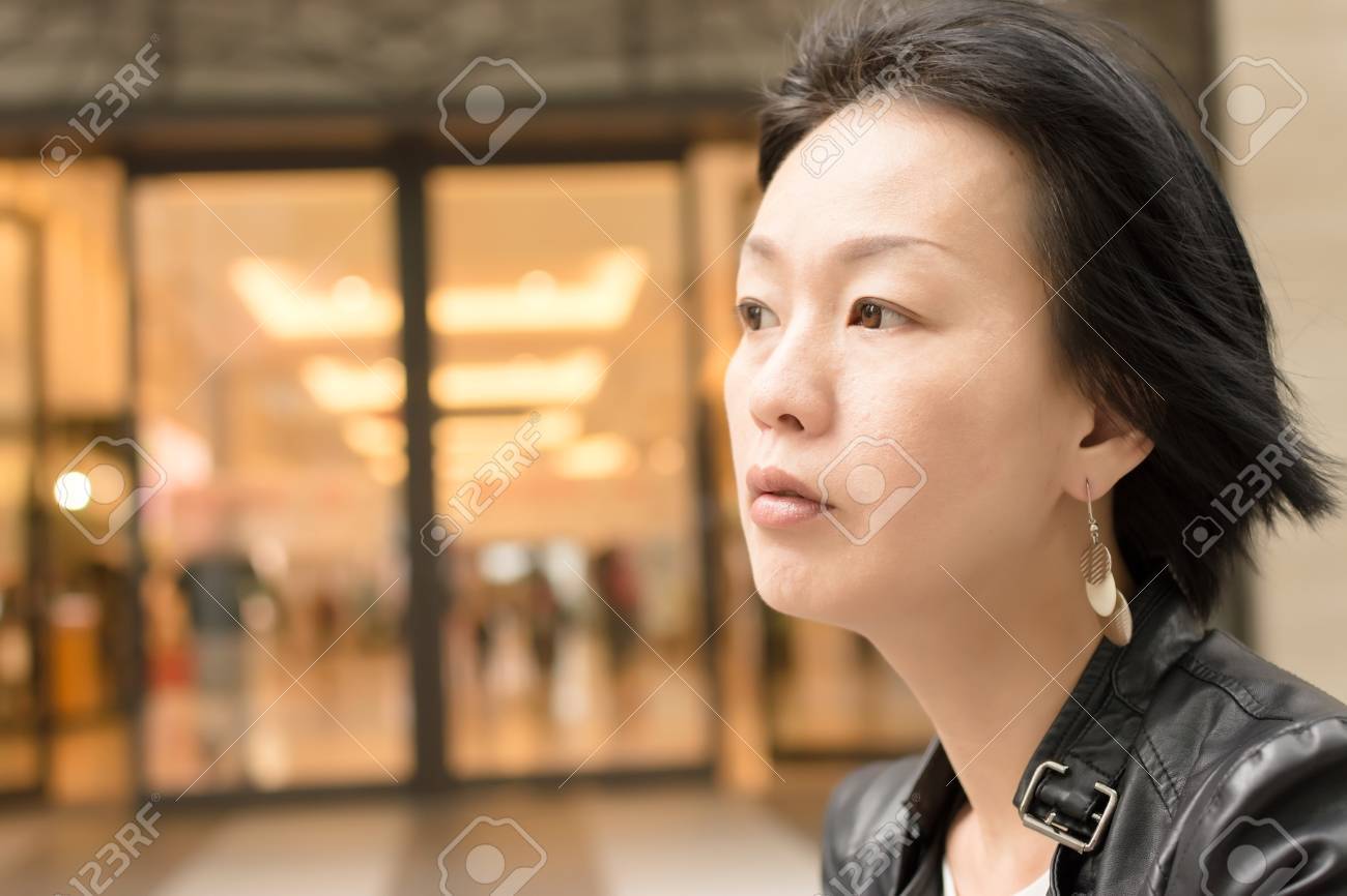 通り ポートレート クローズ アップでアジアの熟女 の写真素材 画像素材 Image 通り ポートレート クローズ アップでアジアの熟女 の写真素材 画像素材 Image