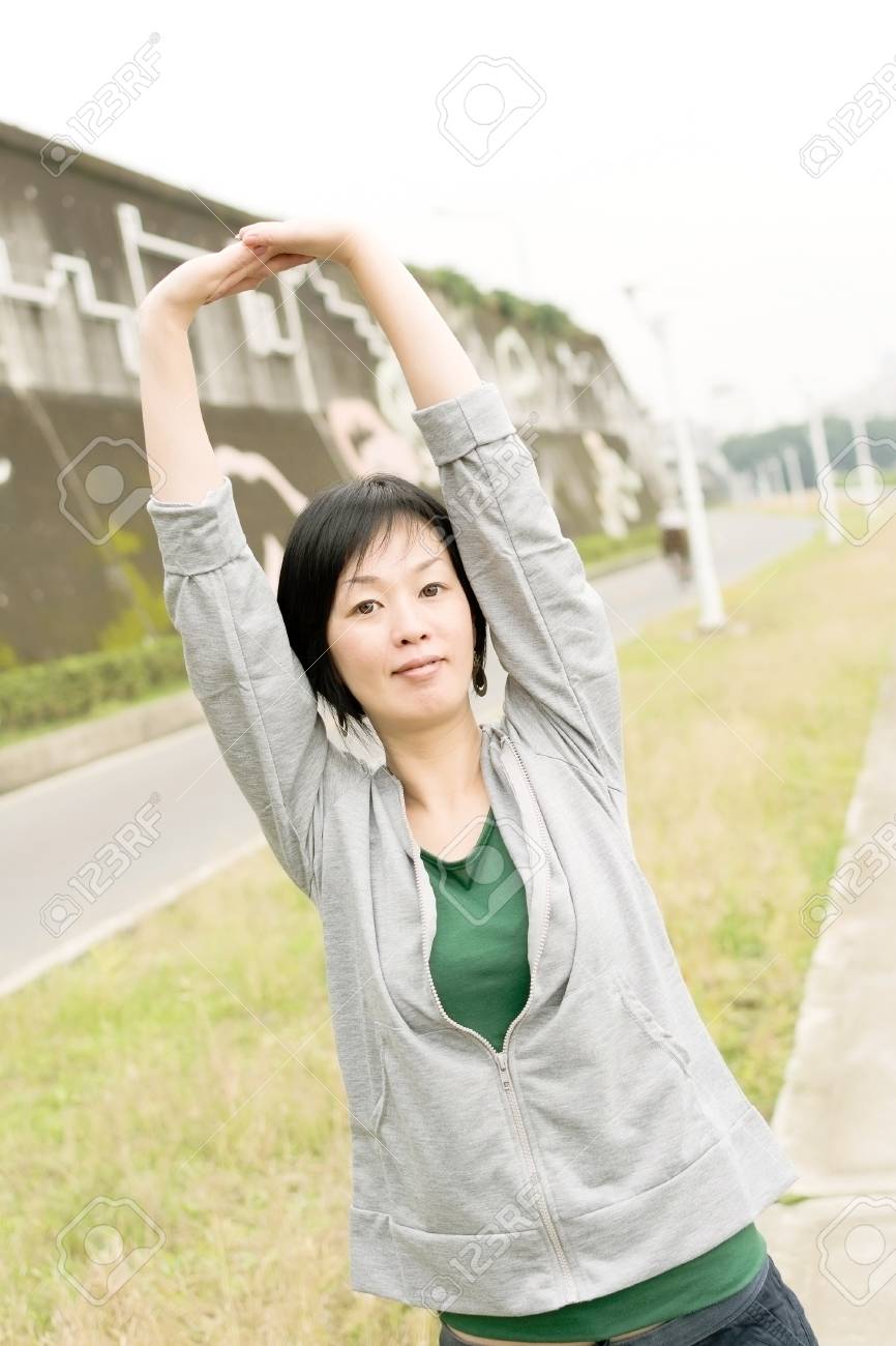 熟女 汗 アジアの熟女は、屋外の公園で彼女の体をストレッチします。の写真素材・画像素材 Image 19609215