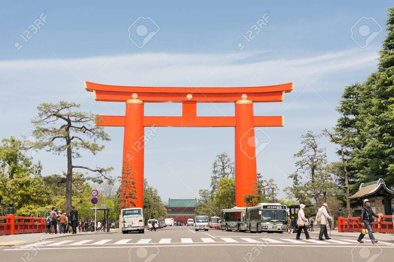 14 年 4 月 19 日に平安神宮鳥居京都市で 4 月 19 日の大きな赤い鳥居京都市は日本で最大のゲートの 1 つ の写真素材 画像素材 Image